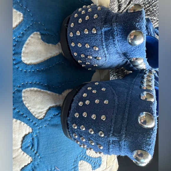 Rare ~One of a Kind ~ Blue Studded Minnetonka Moccasins. Size 6 - Picture 7 of 7